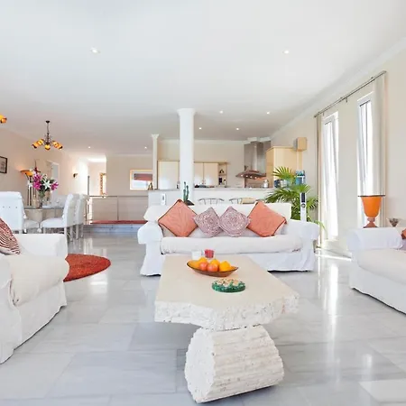 Villa Sleeps 6 Pool Air Con Wifi