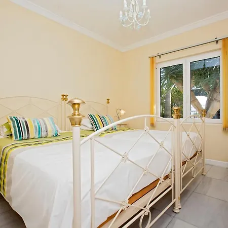 Sleeps 6 Pool Air Con Wifi
