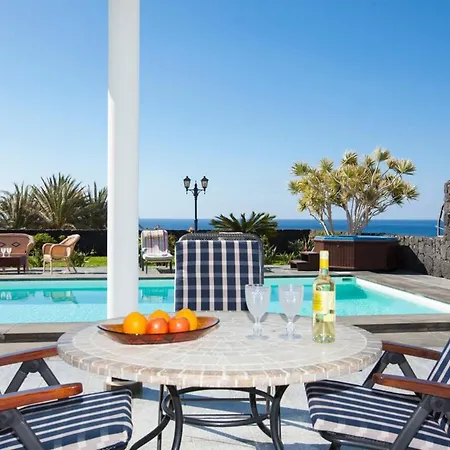 Sleeps 6 Pool Air Con Wifi