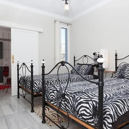Sleeps 6 Pool Air Con Wifi