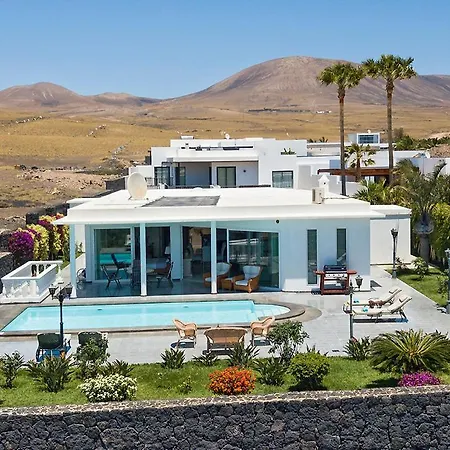 Sleeps 6 Pool Air Con Wifi
